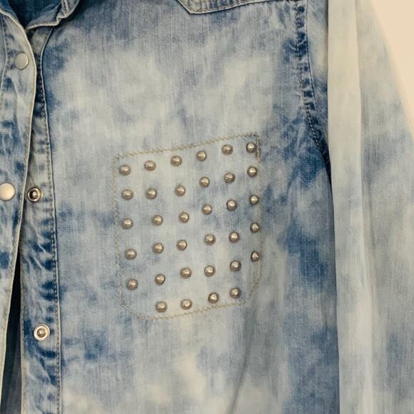 Womens Denim Cloud Wash Acid Wash Long Sleeve Button Up with Embellished Pocket - Picture 4 of 6